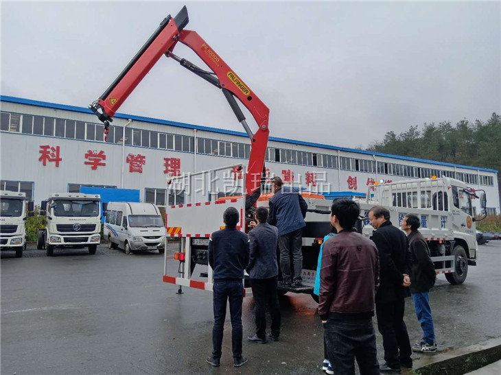 來安計量所領(lǐng)導親自操作車輛及吊機運轉(zhuǎn)