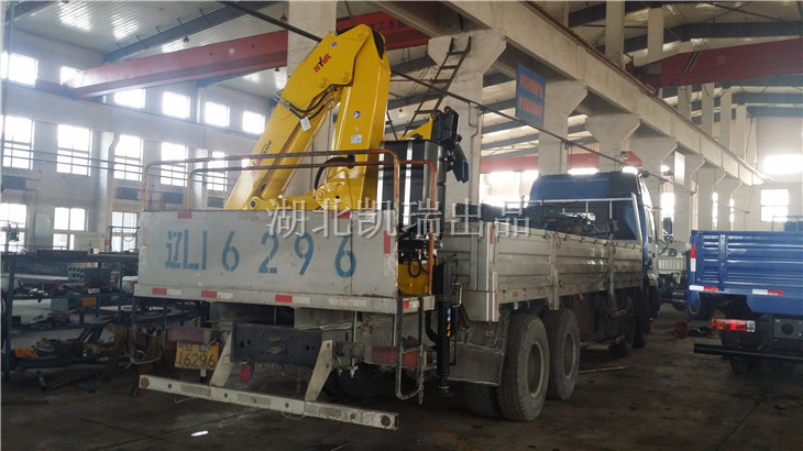 正在進(jìn)行吊機(jī)改造的檢衡車